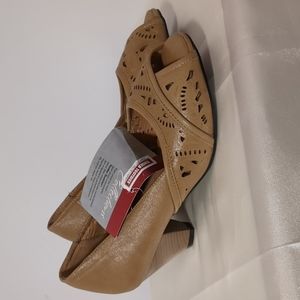 Nwt Tender Tootsies Heels Size 8M